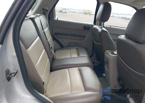 2010 Ford Escape Xls z USA, uszkodzony, nr VIN 1FMCU0C79AKC82375